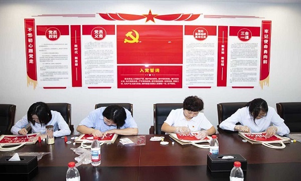 張家灣鎮黨群工作辦公室與集團公司 聯合舉辦“巧手拓印 喜迎國慶”主題活動