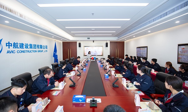 通州區張家灣鎮總工會與集團公司工會聯合開展“螺鈿鑲嵌”胸針制作活動